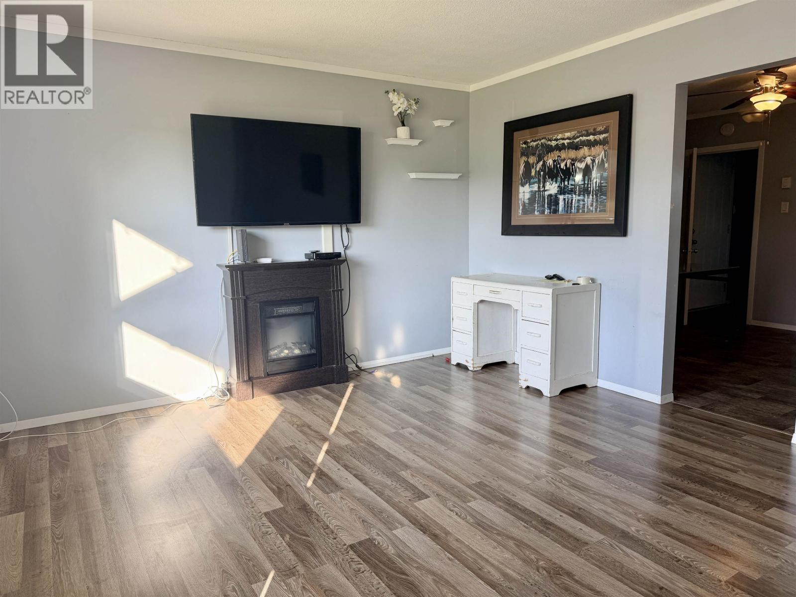 28 LILLOOET CRESCENT - 2