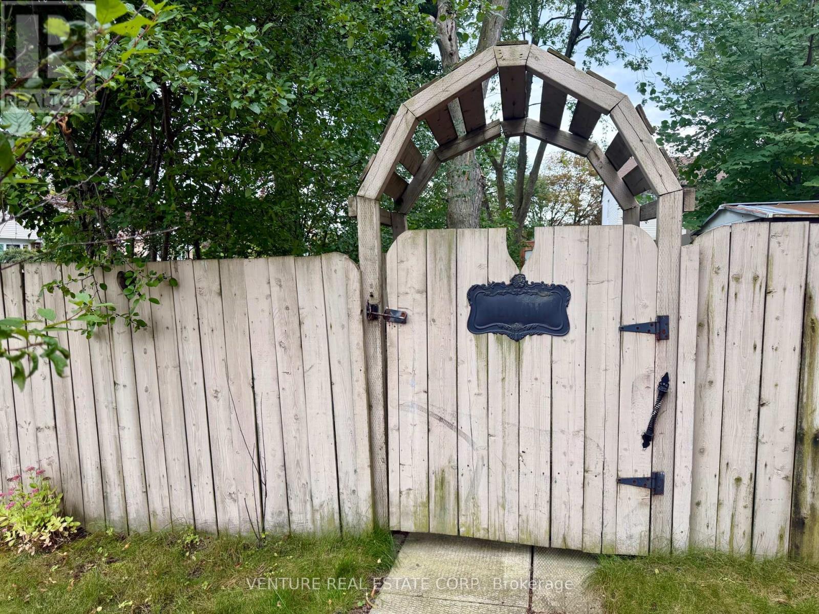 1329 BELAIR CRESCENT, Oshawa (Eastdale) — photo 2