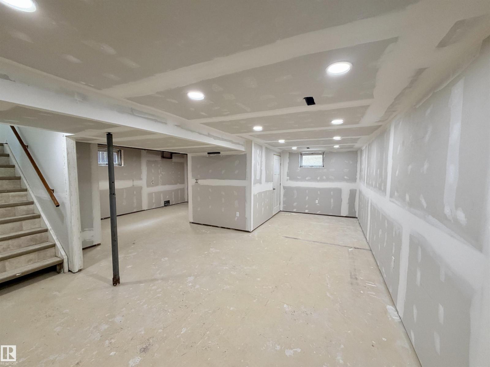 5113 45 ST - 17