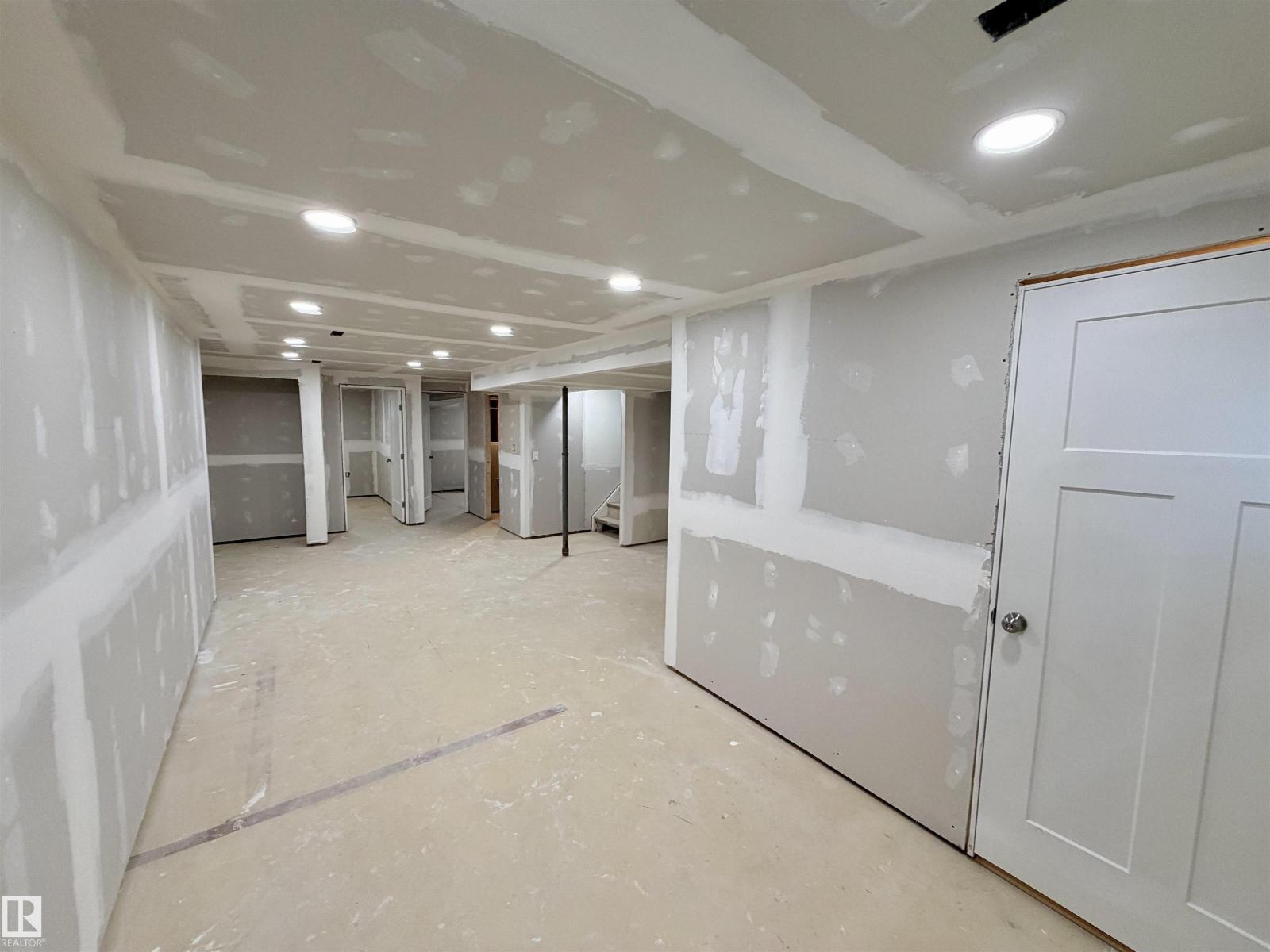 5113 45 ST - 18