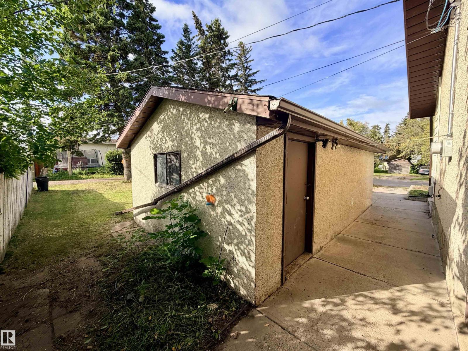 5113 45 ST - 30