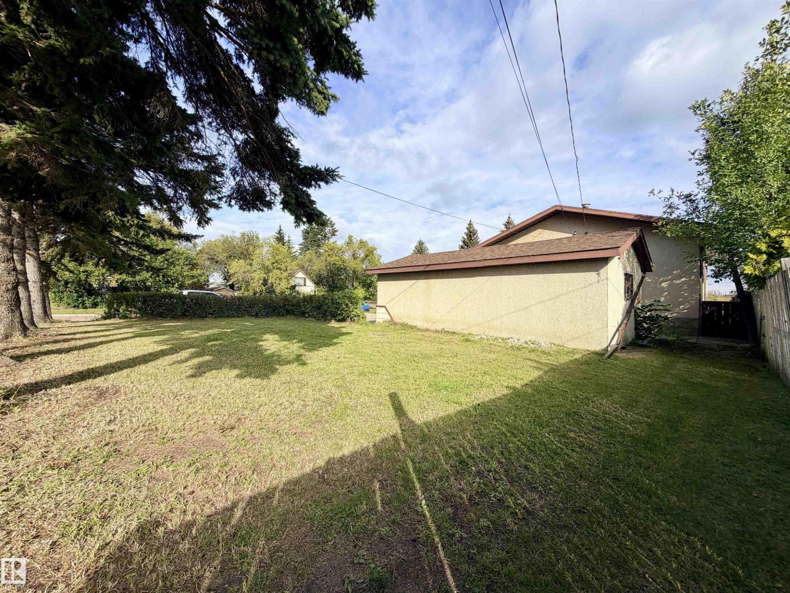 5113 45 ST - 32