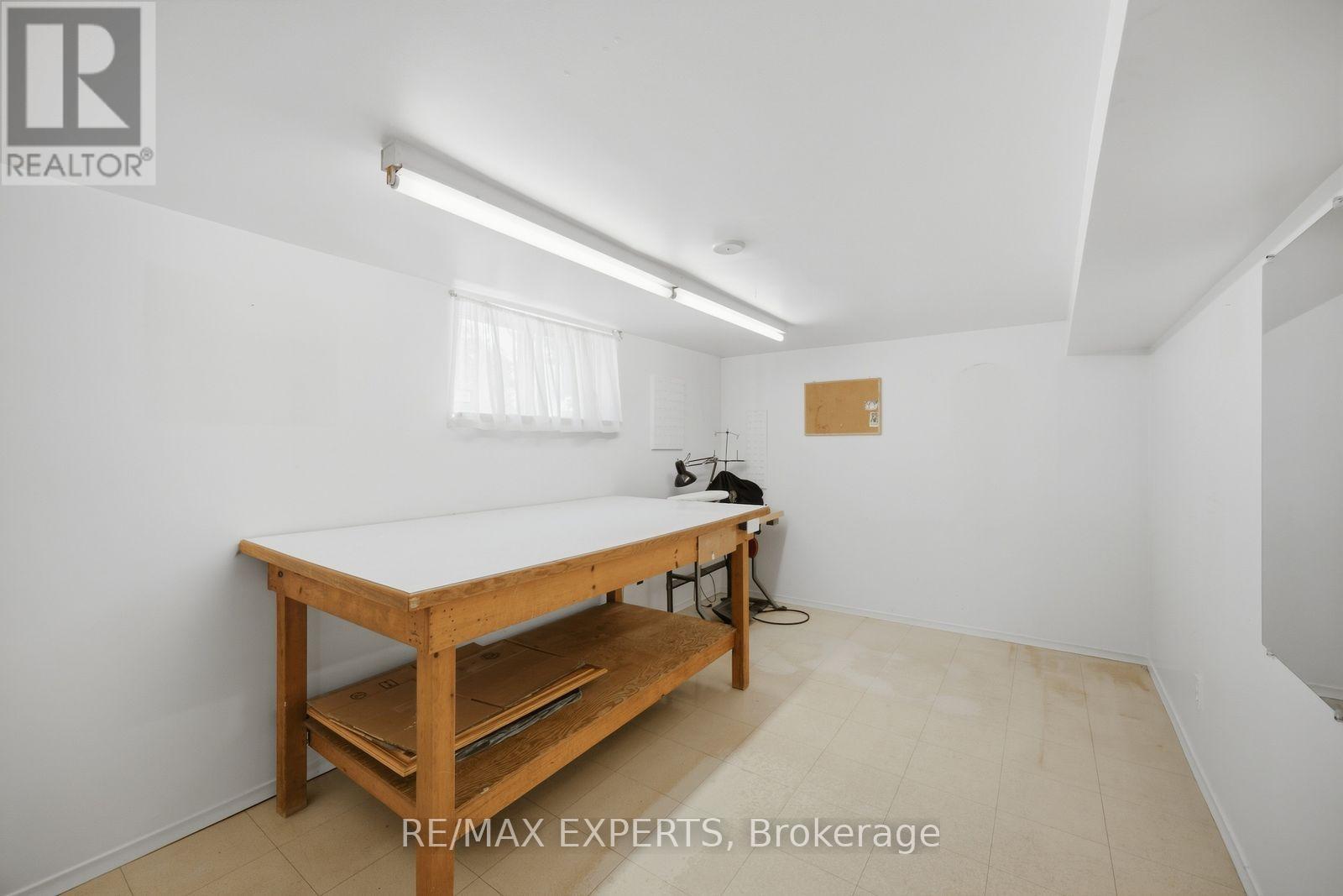 90 HEATHROW DRIVE - 23