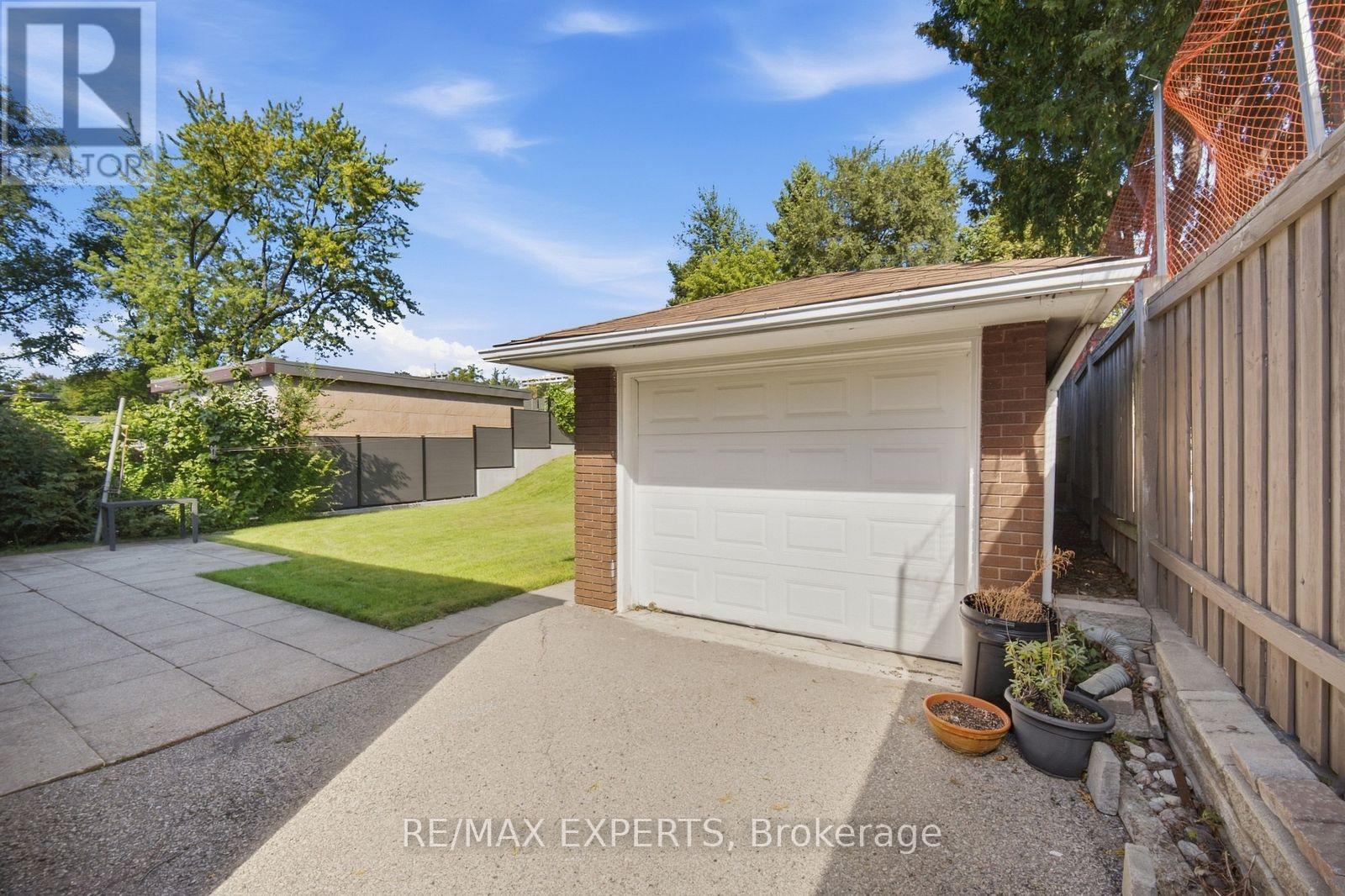90 HEATHROW DRIVE - 31