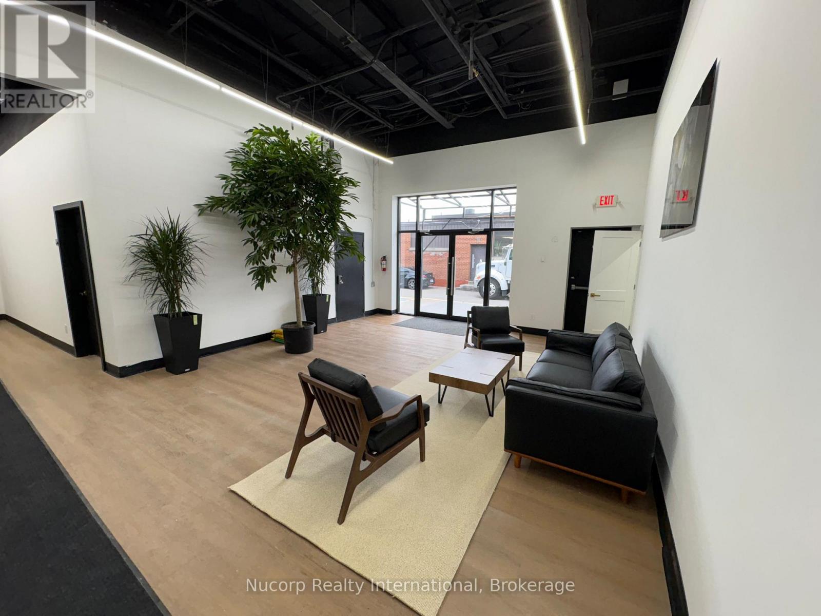 10 PLASTICS AVENUE, Toronto (Stonegate-Queensway) — photo 3