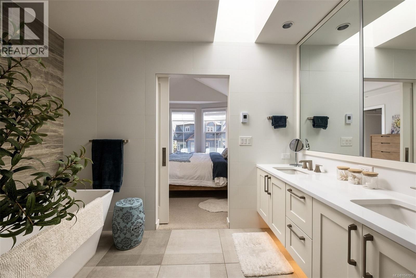  1048 Pentrelew Place, Victoria