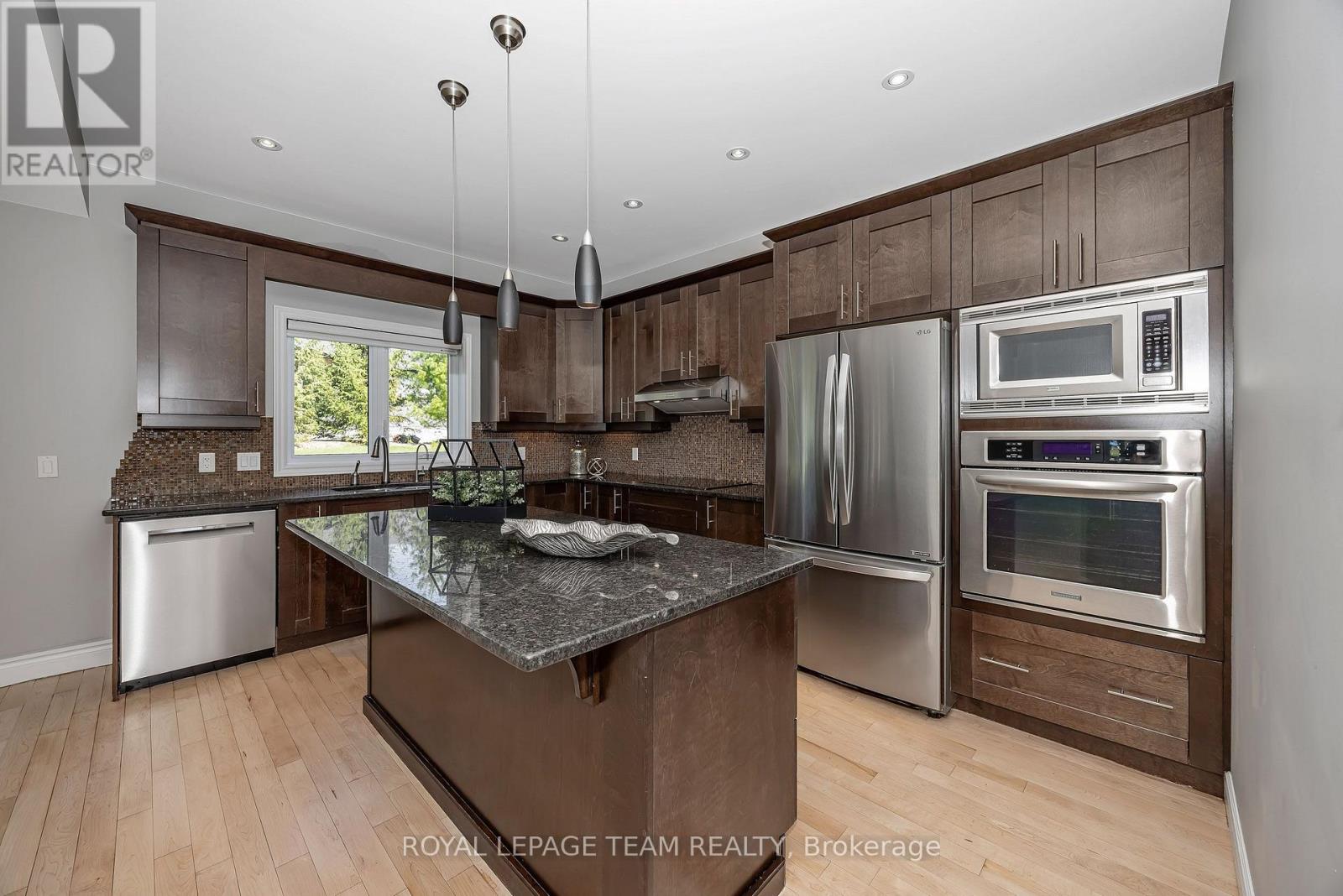 8351 LOURDES WAY, Ottawa. Luxury613. By Peter Sagos - Image 18