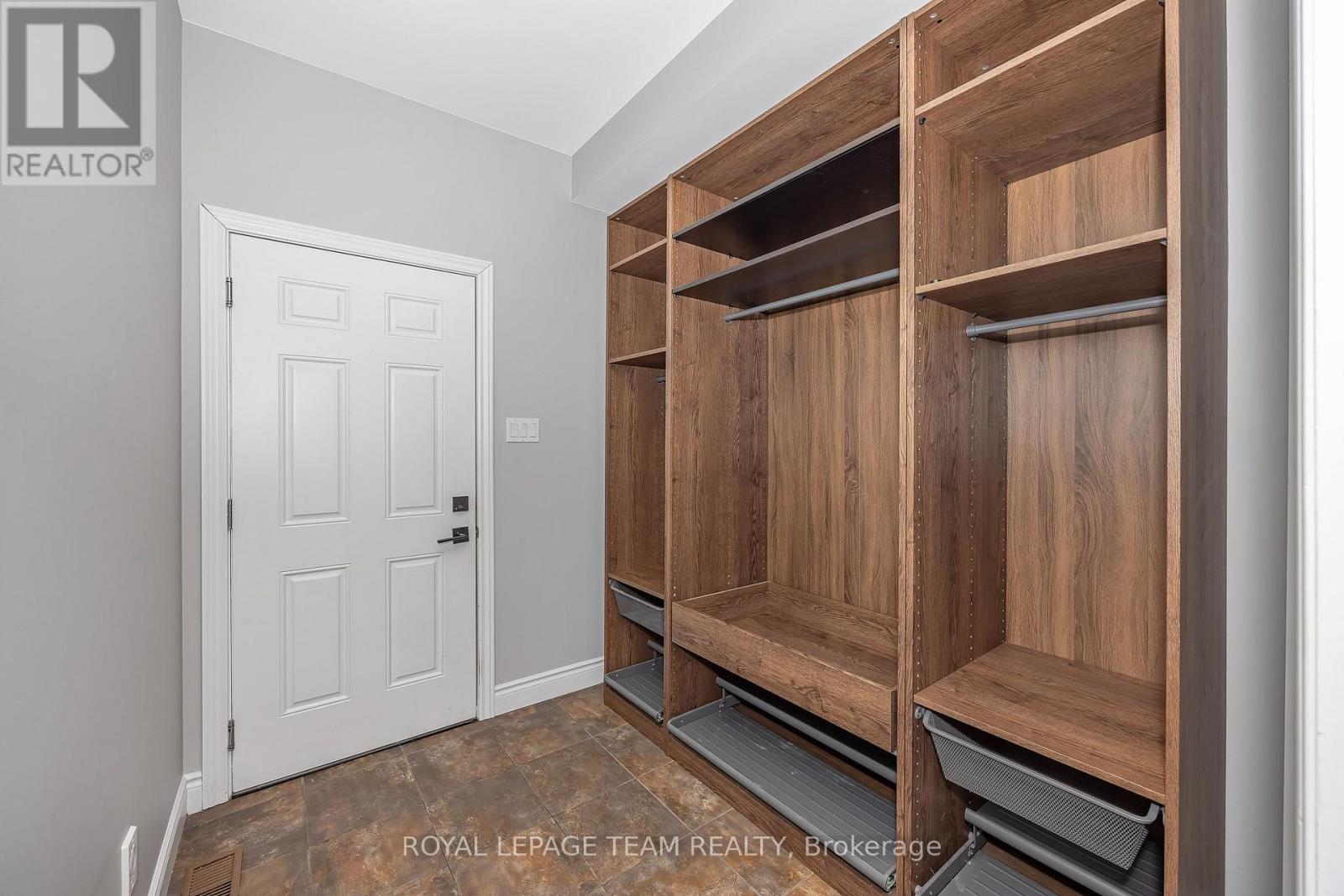 8351 LOURDES WAY, Ottawa. Luxury613. By Peter Sagos - Image 23