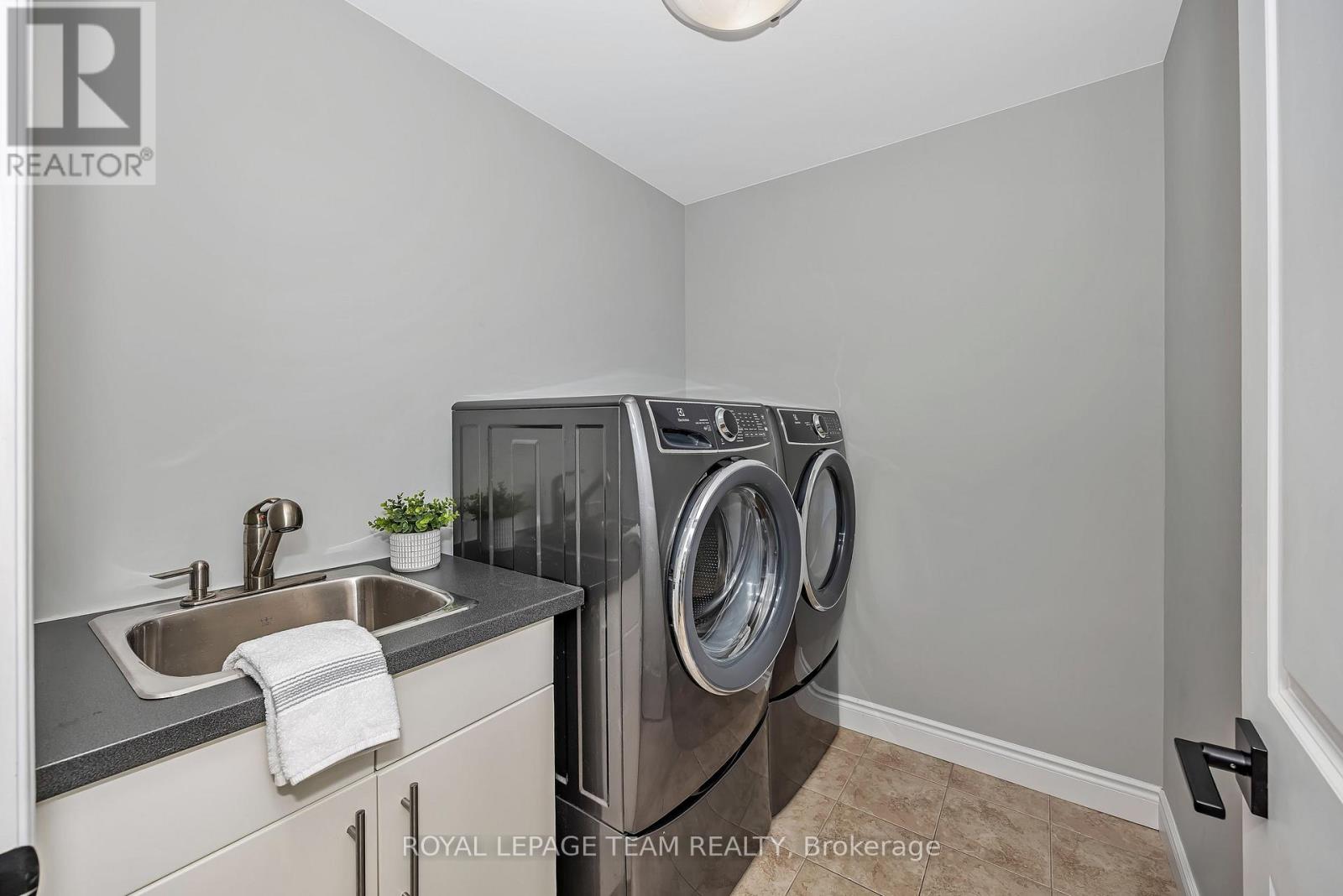8351 LOURDES WAY, Ottawa. Luxury613. By Peter Sagos - Image 33