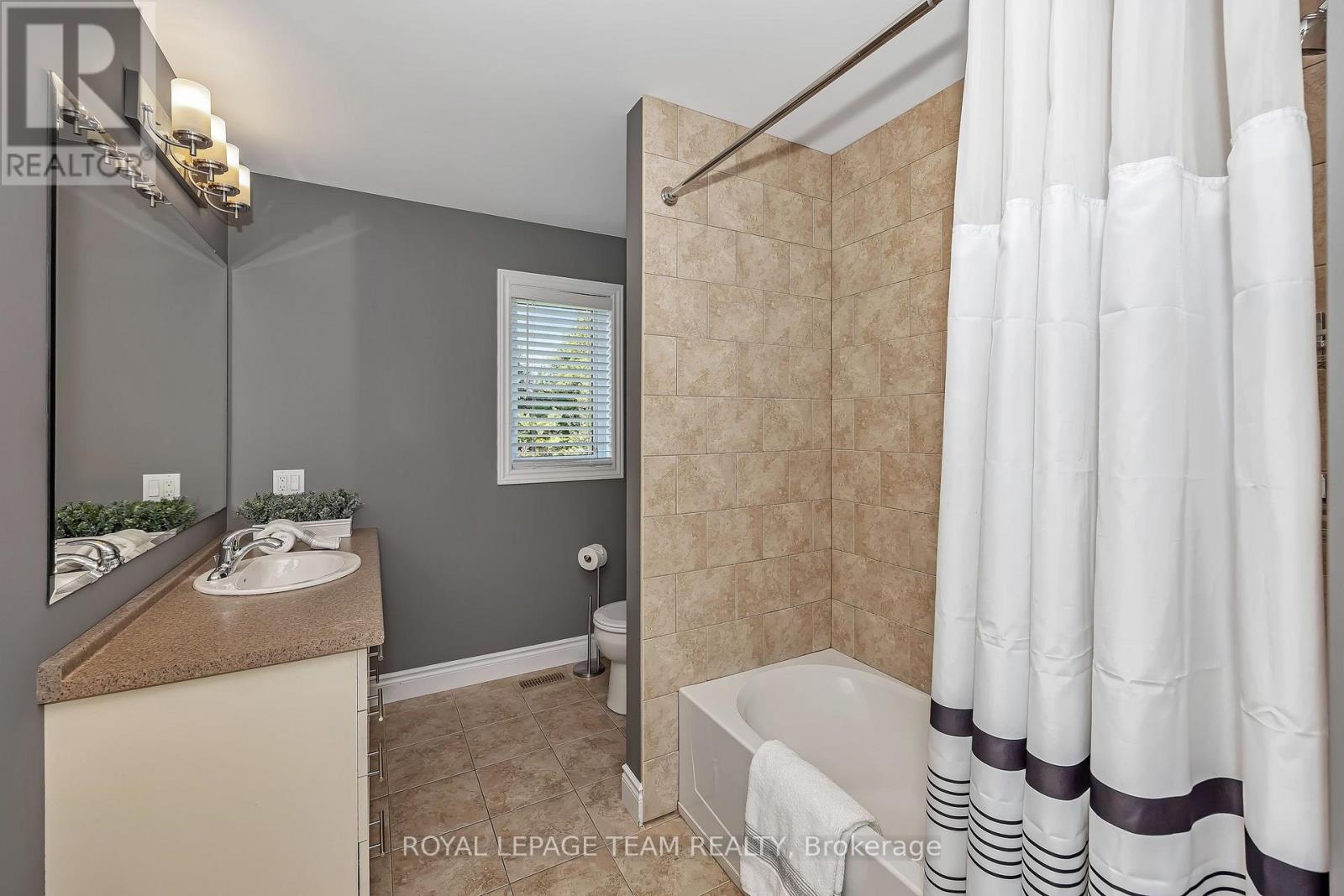 8351 LOURDES WAY, Ottawa. Luxury613. By Peter Sagos - Image 32