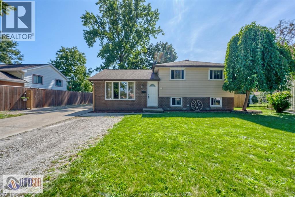 243 HAWTHORN, Amherstburg — photo 2