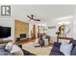 4pc Bathroom - 532 Queensland Circle Se, Calgary, AB T2J4P9 Photo 9