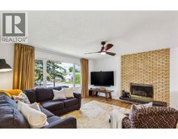 Living room - 532 Queensland Circle Se, Calgary, AB T2J4P9 Photo 7