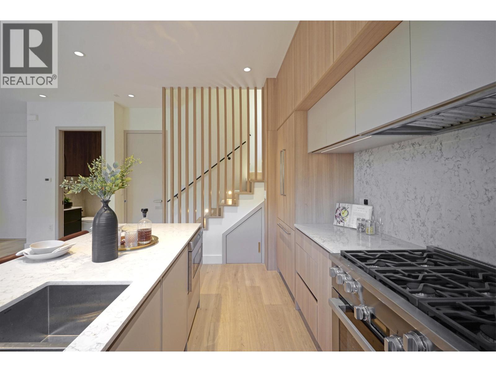 2 3315 W 10TH STREET, Vancouver — photo 1