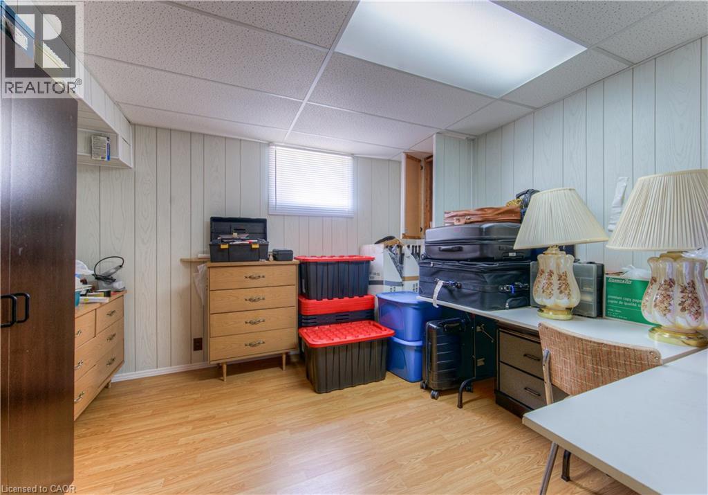 1227 VALENTINE Drive - Image 32