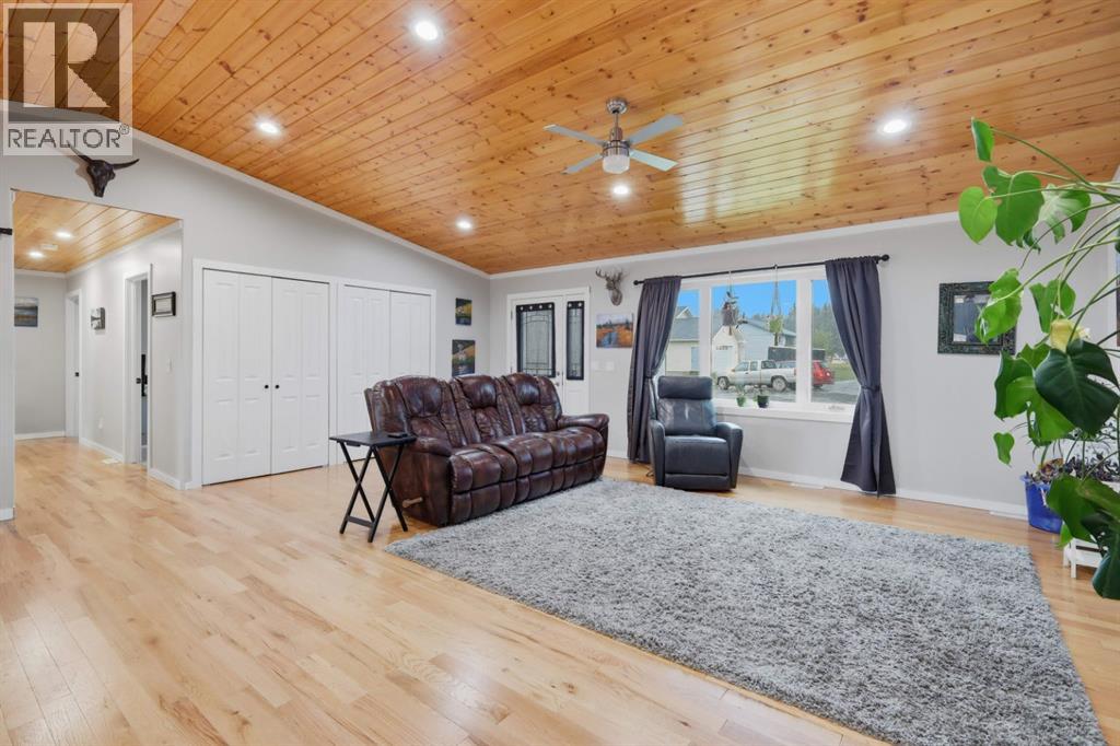 5121 52 St Court, Caroline — photo 7