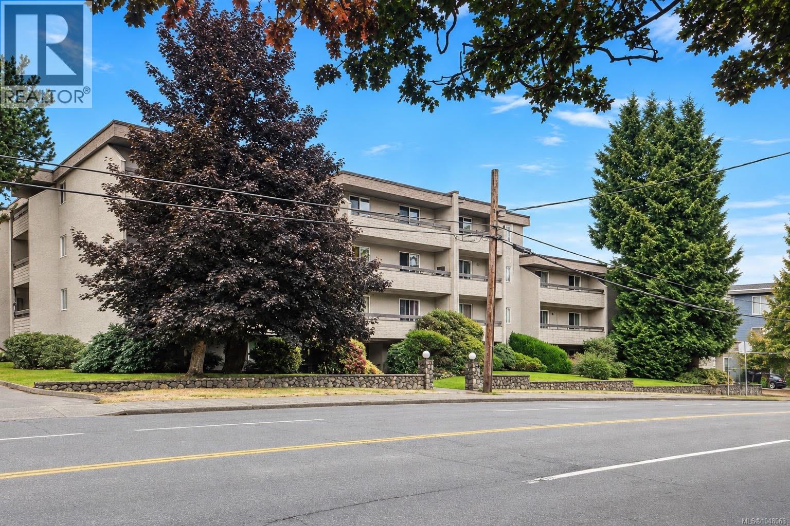216 3235 Quadra Street, Saanich