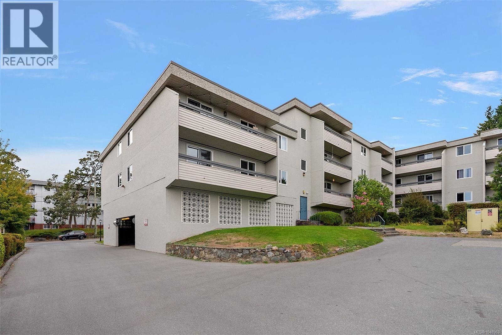 216 3235 Quadra Street, Saanich