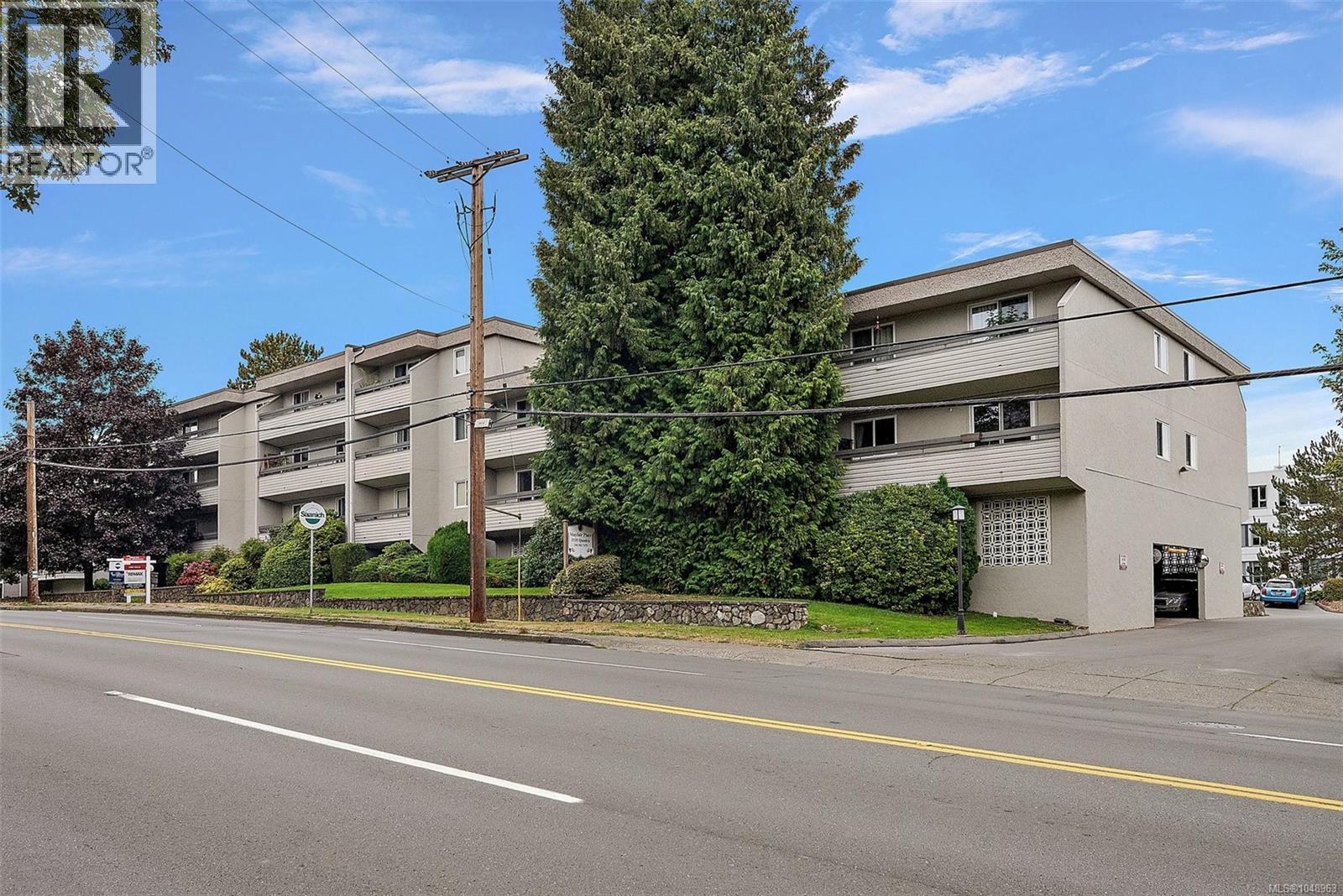 216 3235 Quadra Street, Saanich