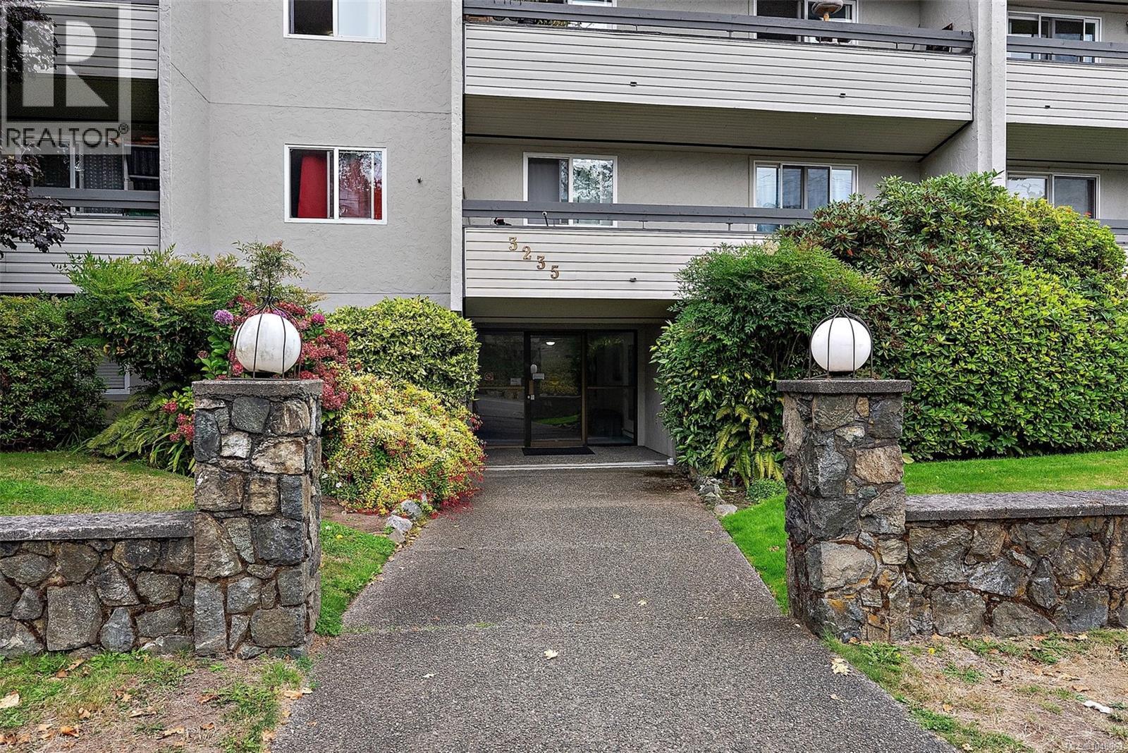 216 3235 Quadra Street, Saanich