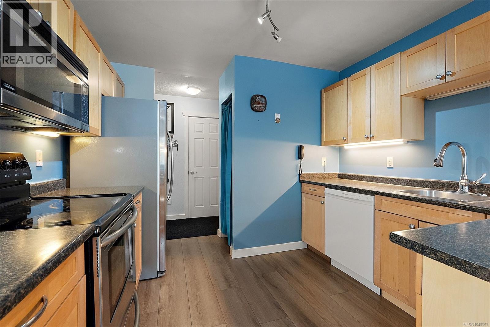 216 3235 Quadra Street, Saanich