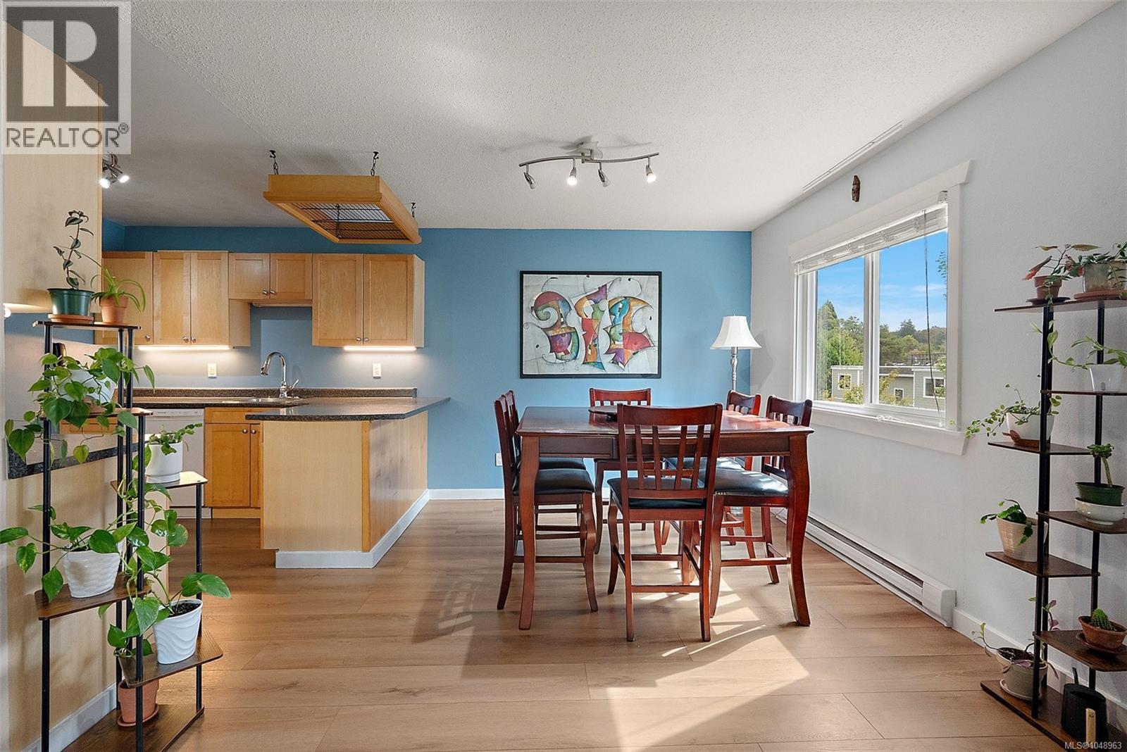 #216 3235 Quadra St - 9