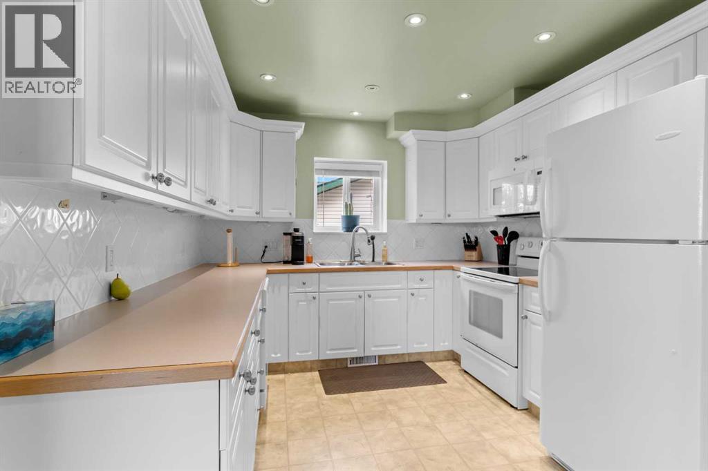 1102 3 Street N, Three Hills — photo 9