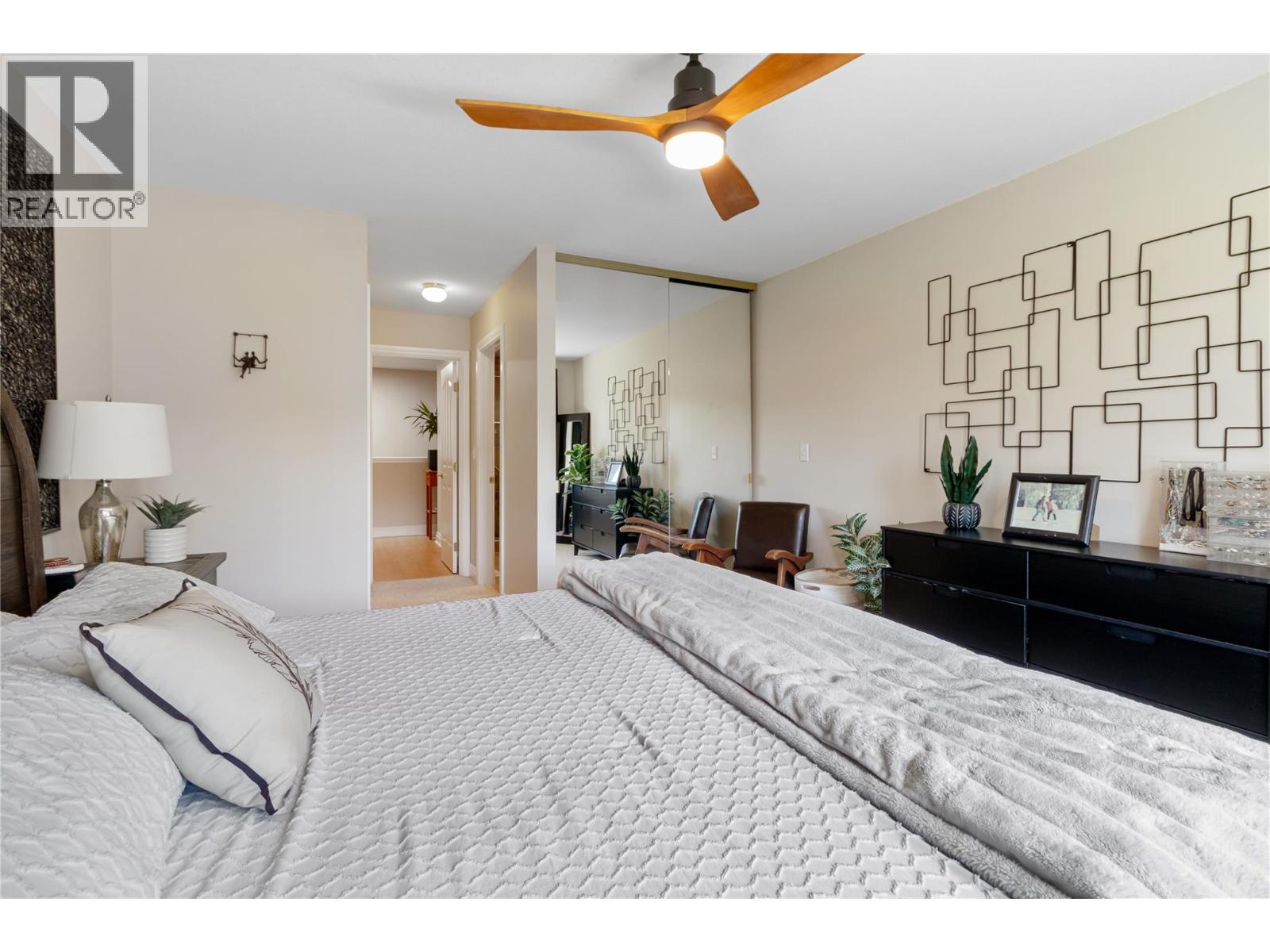 3 1886 Parkview Crescent, Kelowna