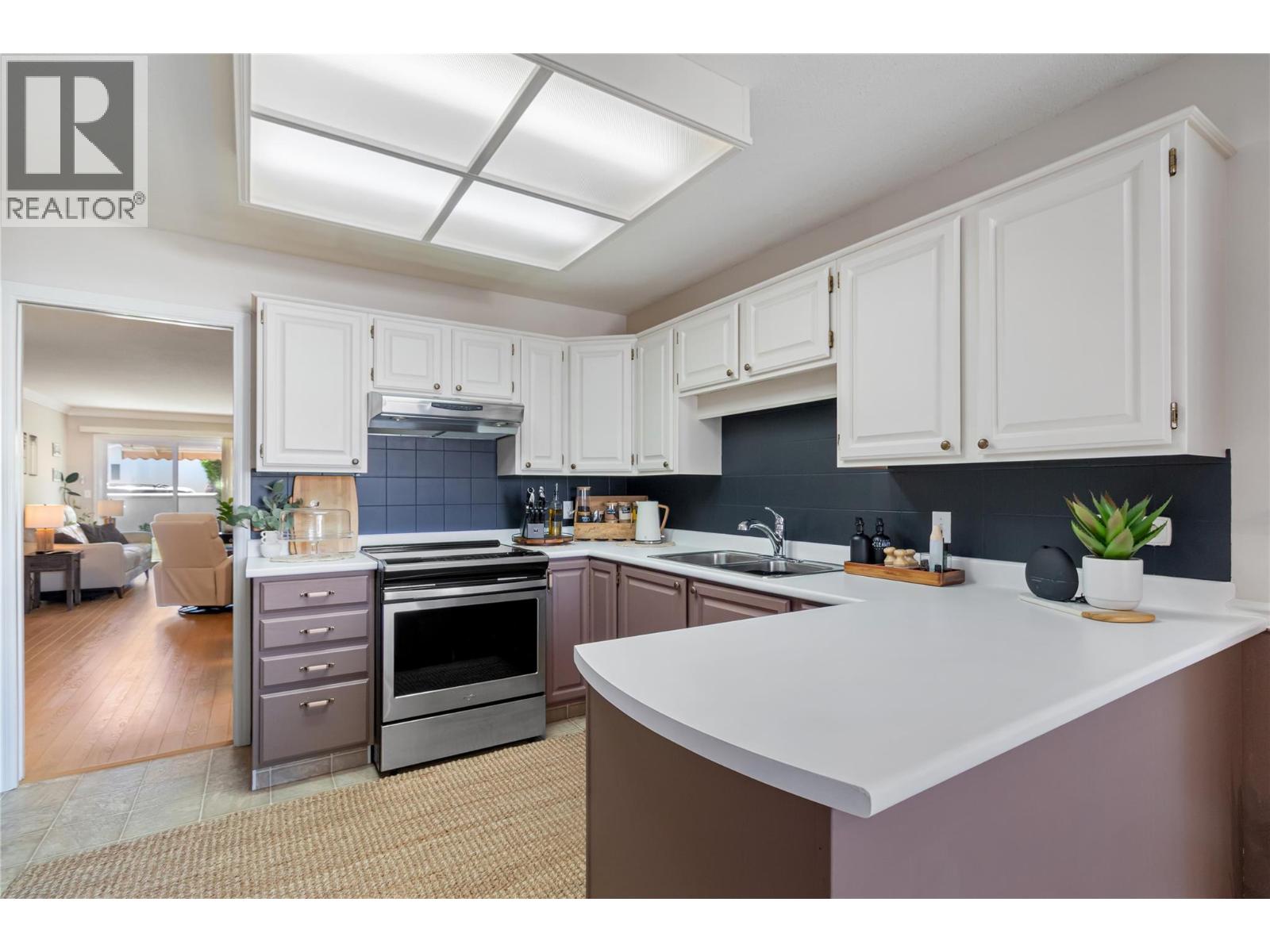 3 1886 Parkview Crescent, Kelowna