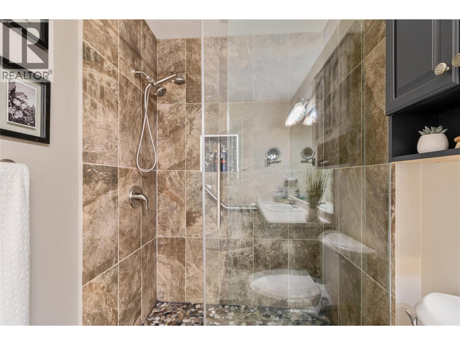 3 1886 Parkview Crescent, Kelowna
