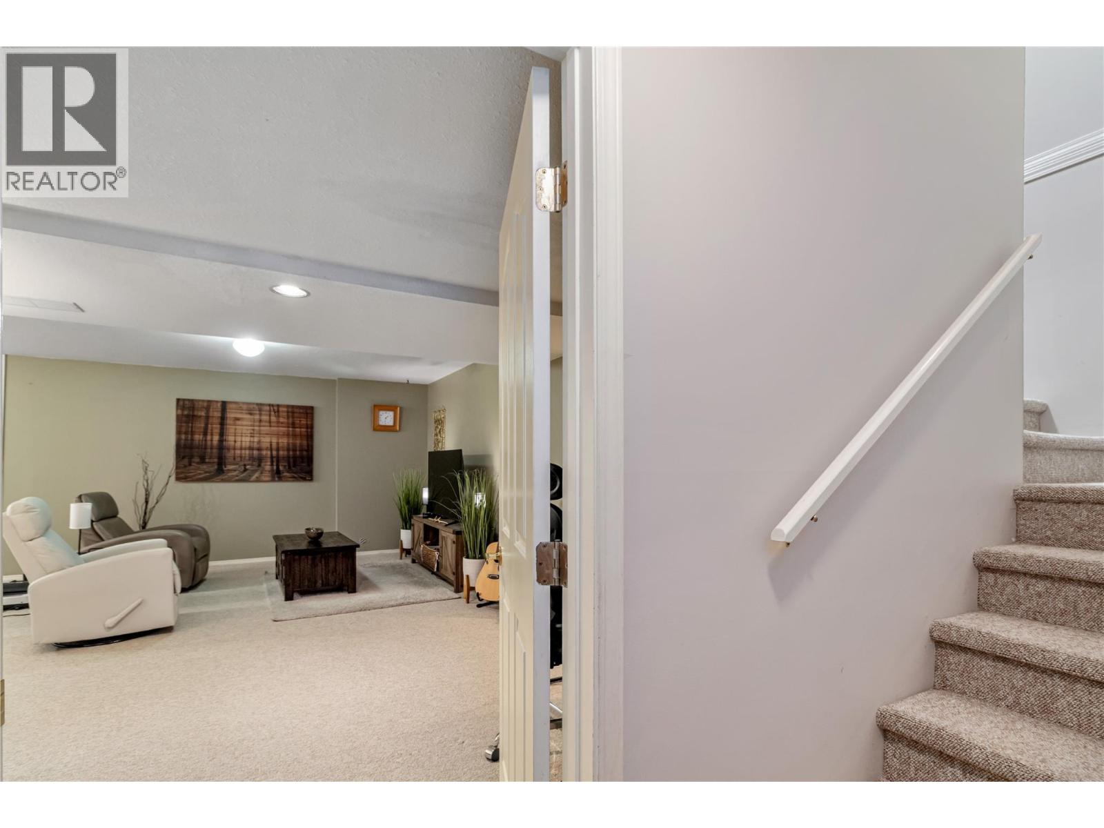3 1886 Parkview Crescent, Kelowna