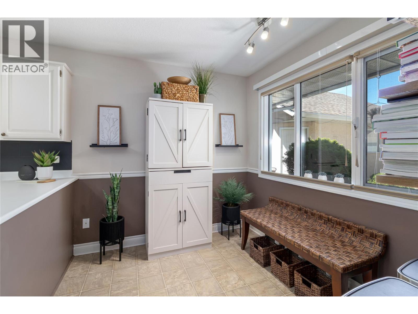 3 1886 Parkview Crescent, Kelowna