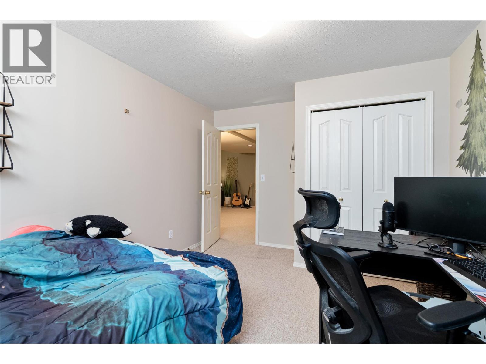 3 1886 Parkview Crescent, Kelowna
