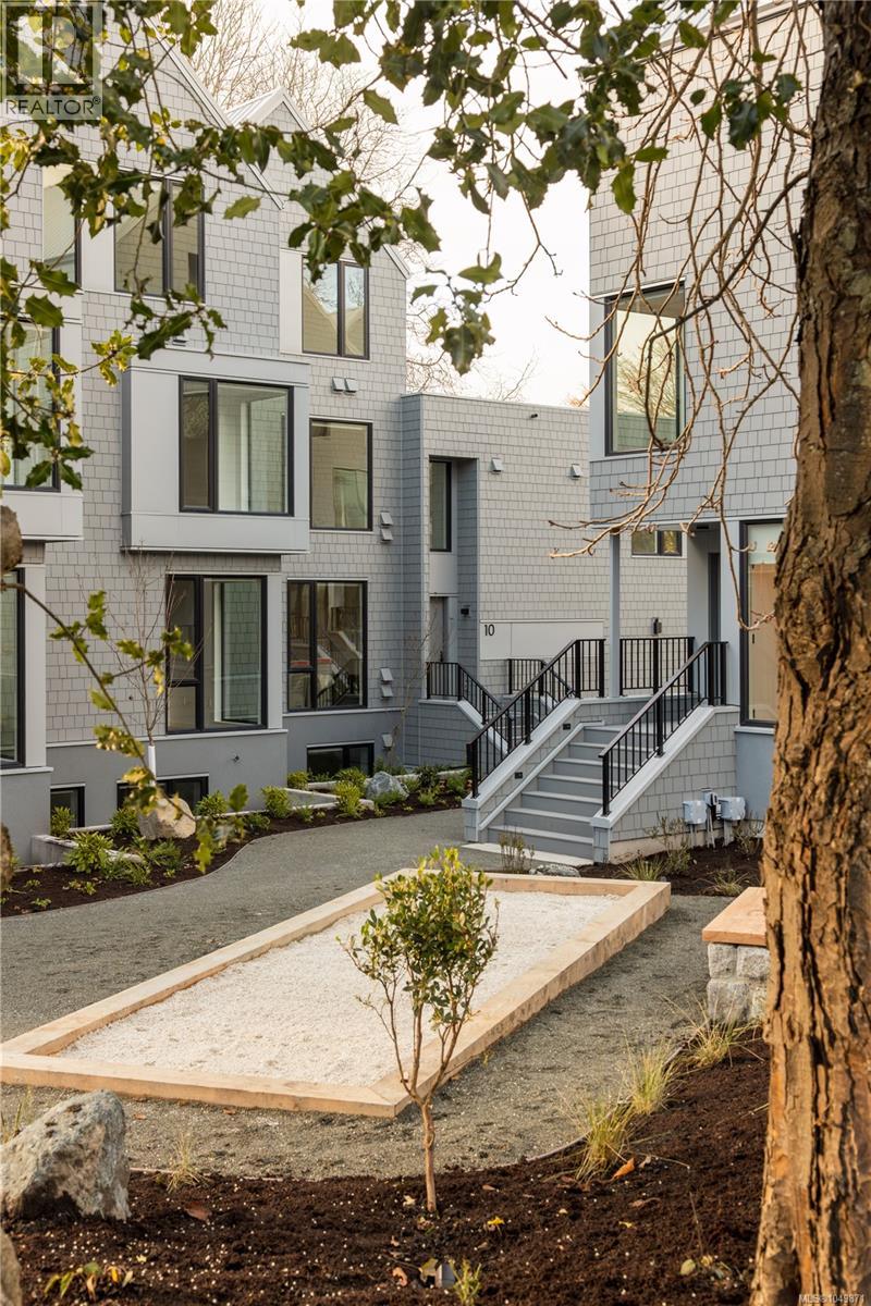 #10 907 Redfern St - 21