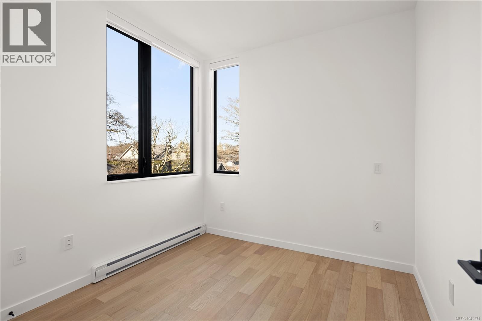 #10 907 Redfern St - 9