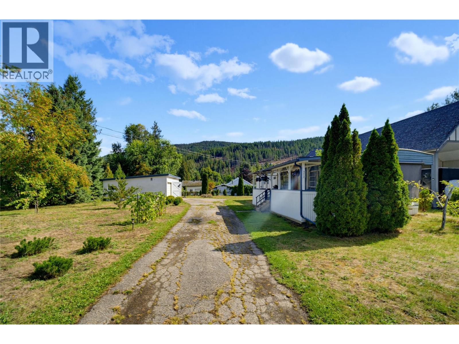 405 Gillis Avenue, Sicamous — photo 5