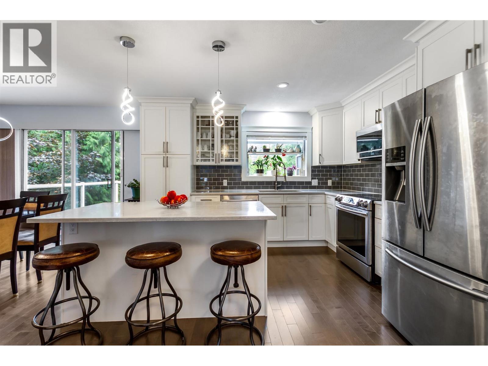 3546 FLINT STREET, Port Coquitlam — photo 2