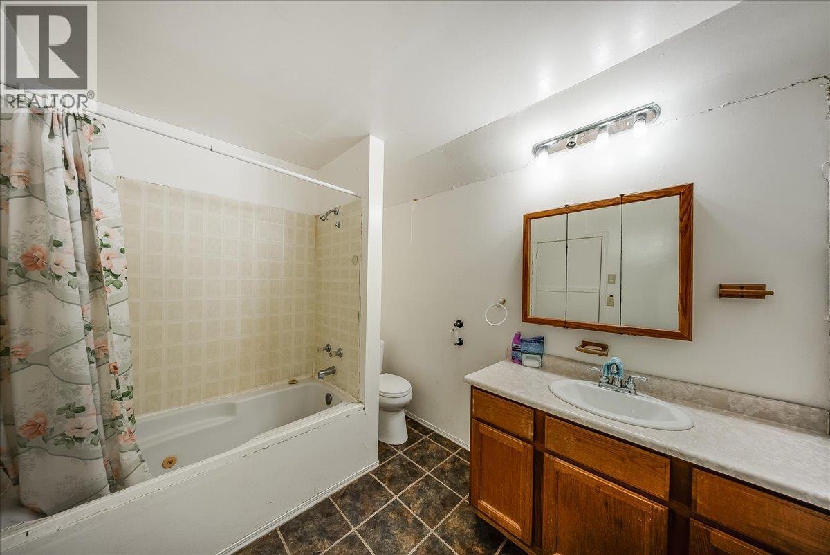 1427 Airport Road, Salmo — photo 9