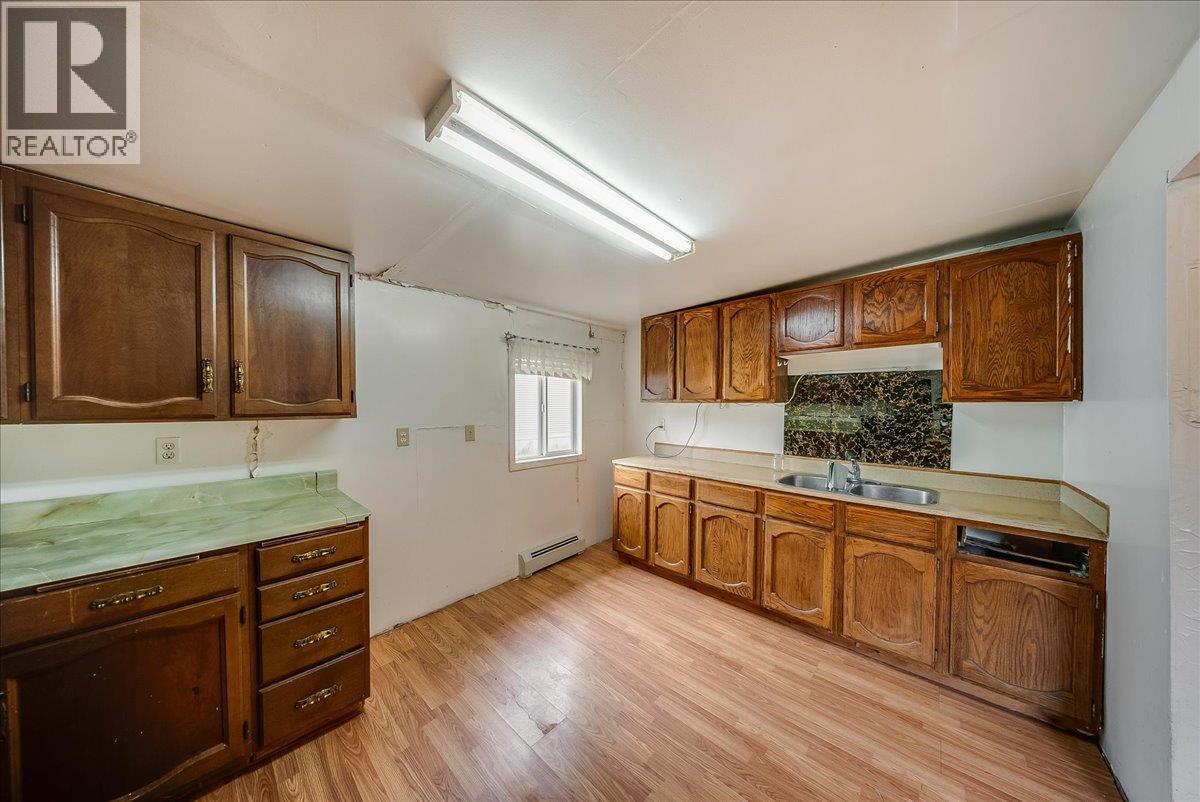 1427 Airport Road, Salmo — photo 8