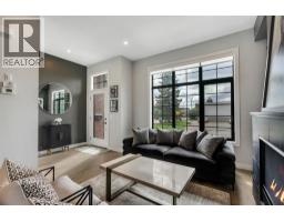4pc Bathroom - 2106 49 Avenue Sw, Calgary, AB T2T1A6 Photo 7