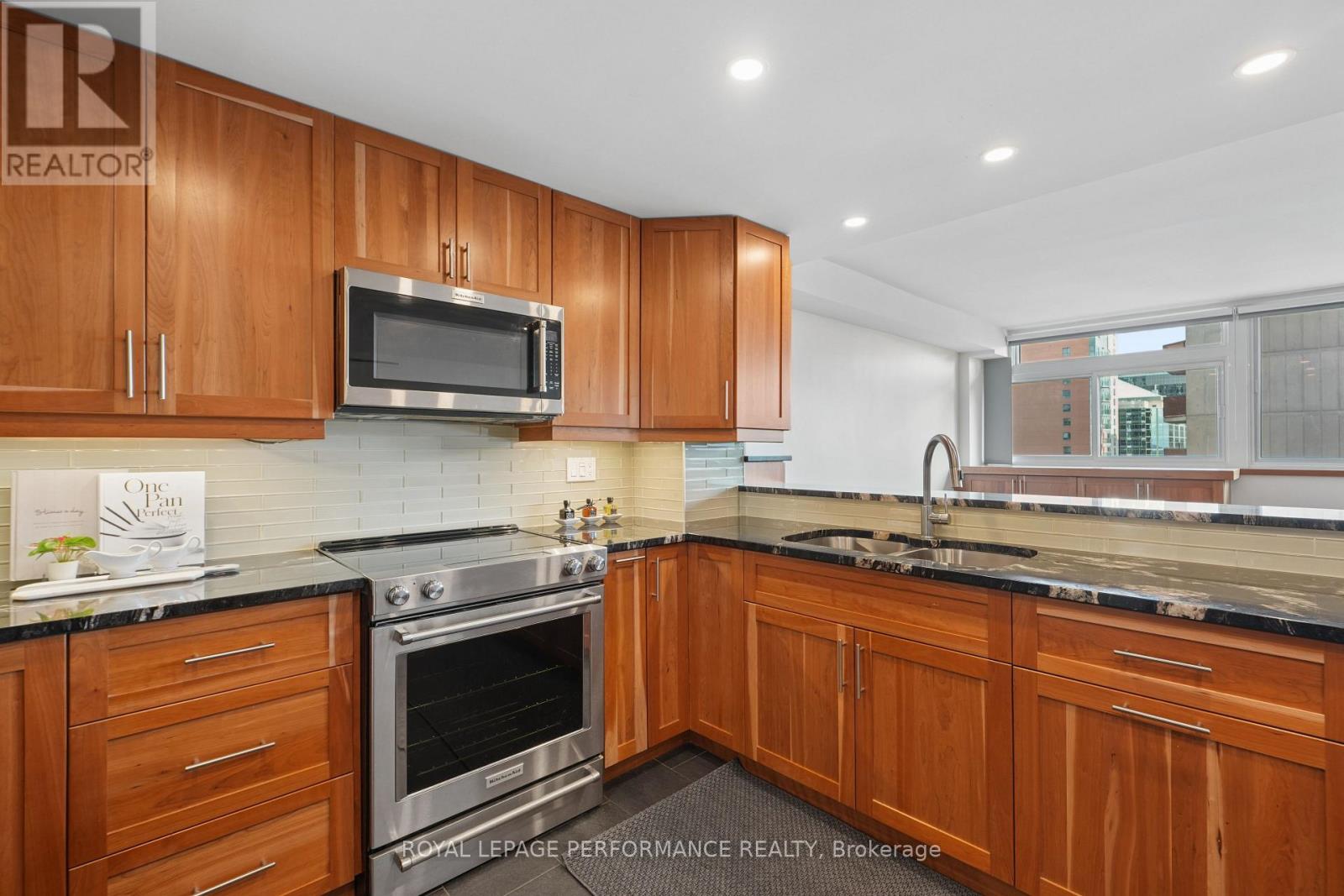 1706 - 500 Laurier Avenue W