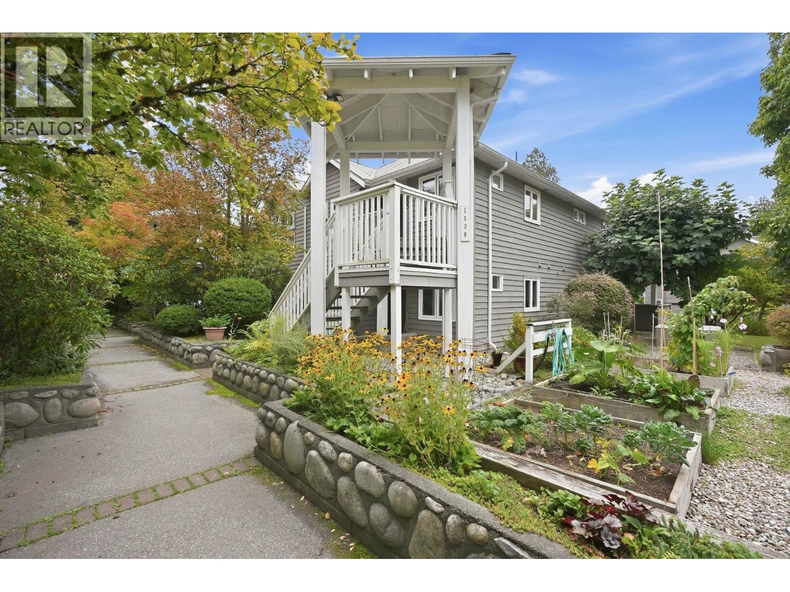 102 1538 BOWSER AVENUE, North Vancouver — photo 2