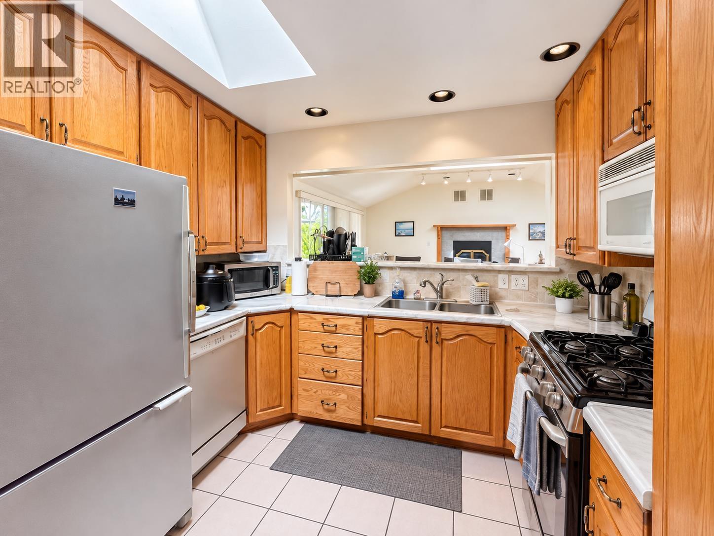 1374 SOWDEN STREET, North Vancouver — photo 4