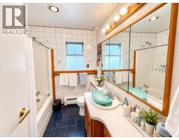 1374 Sowden Street, North Vancouver, BC V7P1L8 Photo 11