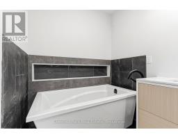 Bathroom - 30 Catharine Crescent, Bracebridge), ON P1L1B1 Photo 17