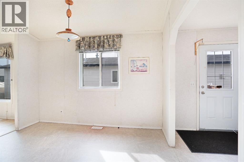 8 Meadowplace Crescent E - 10