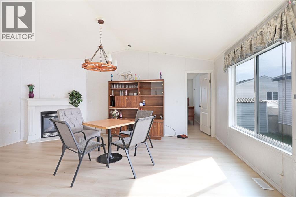 8 Meadowplace Crescent E - 11