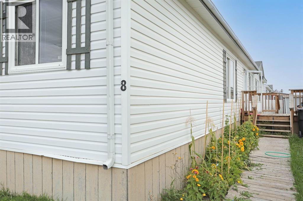 8 Meadowplace Crescent E, Brooks — photo 2