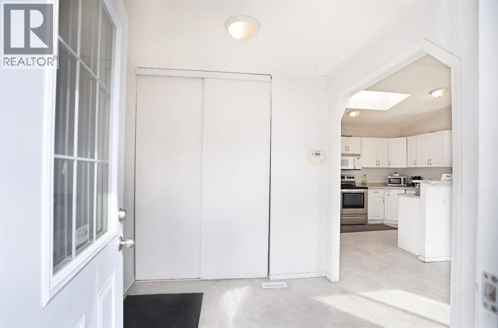 8 Meadowplace Crescent E, Brooks — photo 3