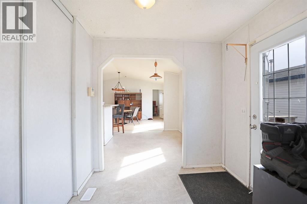 8 Meadowplace Crescent E, Brooks — photo 4
